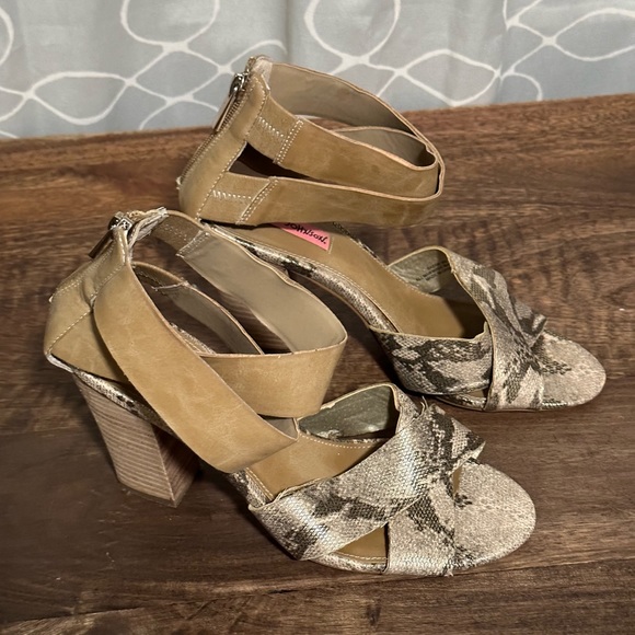 Betsy Johnson Heels, Gold Sandles size 8.5 - Picture 2 of 4